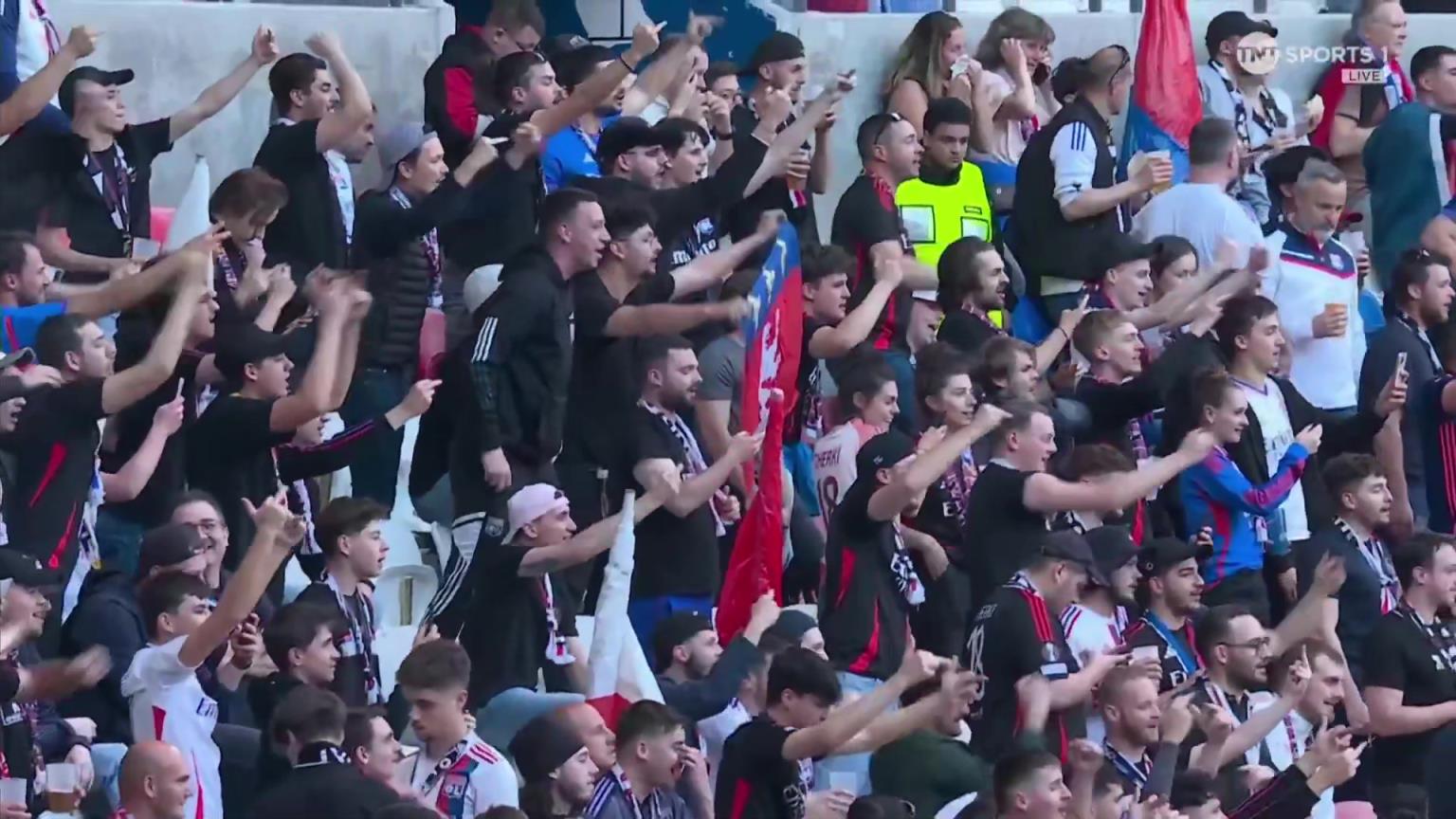 引起注意奥纳纳在里昂球迷面前查看球门遭嘘声对待